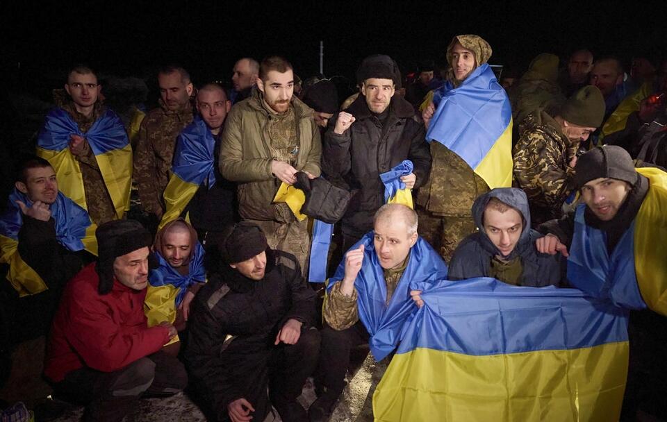 Ukraińscy jeńcy zwolnieni z rosyjskiej niewoli / autor: PAP/EPA/PRESIDENTIAL PRESS SERVICE / HANDOUT