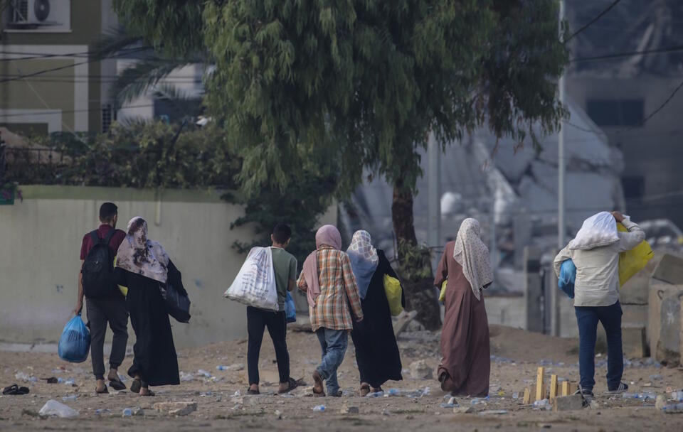 Mieszkańcy miasta Gaza rozpoczynają ewakuację po izraelskim ostrzeżeniu o wzmożonych operacjach wojskowych w Strefie Gazy / autor: PAP/EPA/MOHAMMED SABER