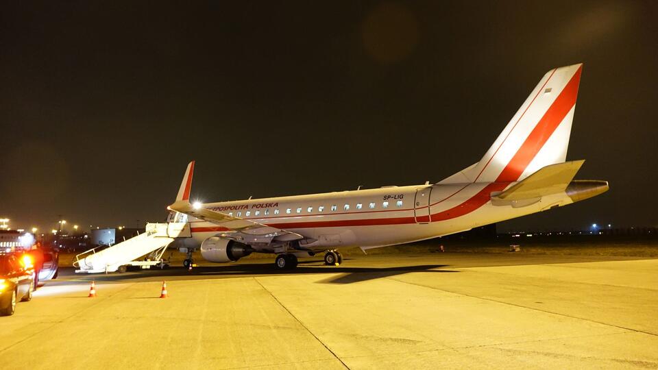 Samolot z premierem Morawieckim na lotnisku w Brukseli / autor: wPolityce.pl