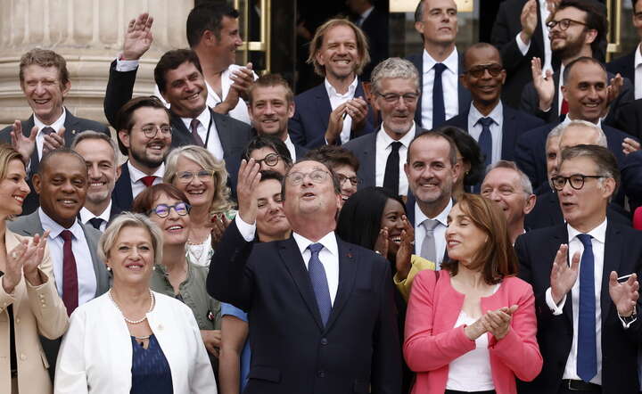 Reprezentacja lewicy w nowym francuskim parlamencie z byłym prezydentem Francois Hollandem na czele / autor: YOAN VALAT/EPA/PAP 