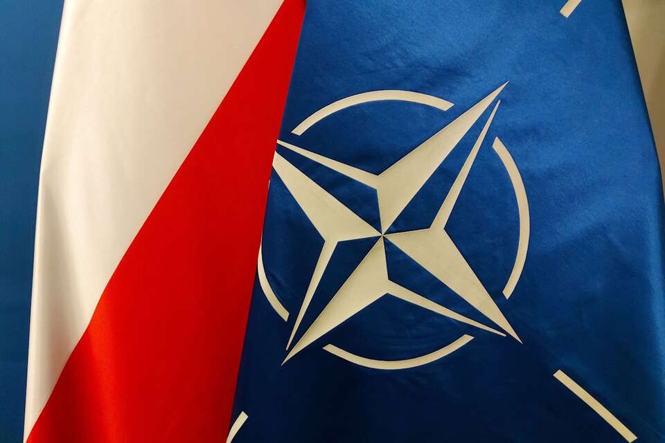 Flaga Polski i NATO / autor: Fratria