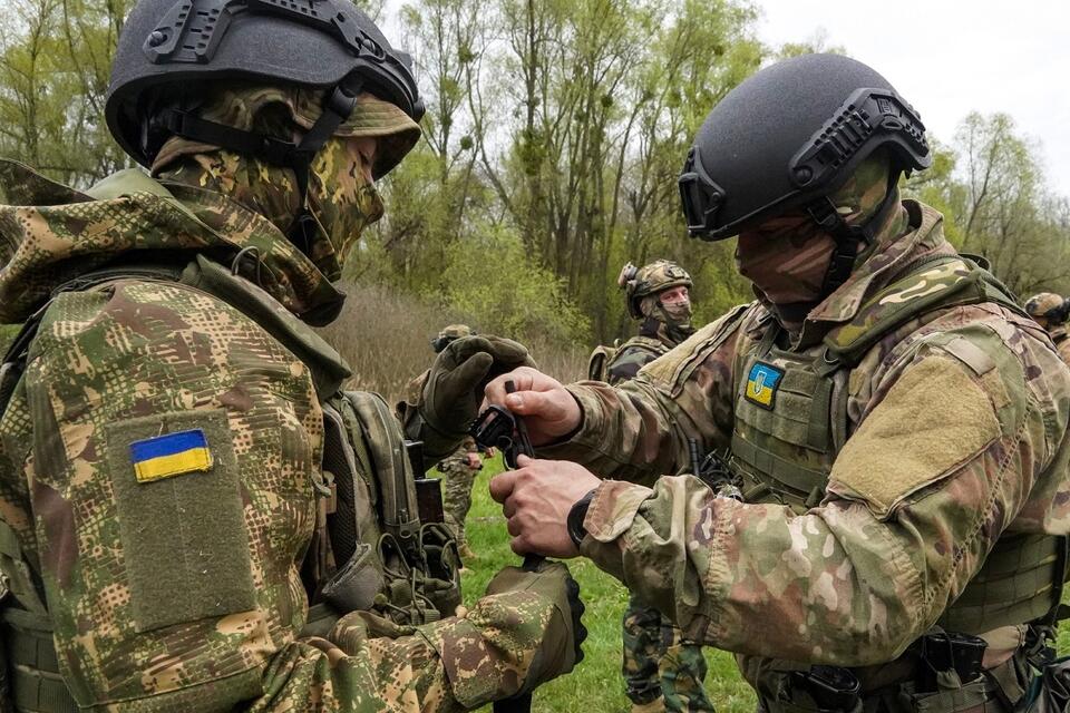 Ochotnicy 3. Brygady Operacyjnej Gwardii Narodowej Ukrainy Spartan podczas szkolenia strzeleckiego na jednym z poligonów w obwodzie charkowskim / autor: PAP/Mykola Kalyeniak