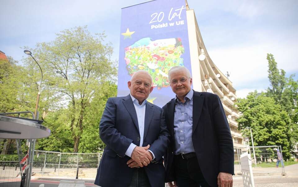 Symboliczne! Miller i Cimoszewicz przy muralu na 20 lat w UE