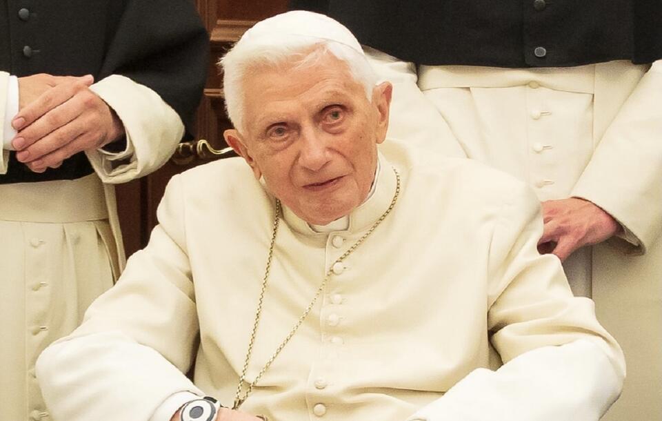 Emerytowany papież Benedykt XVI w sierpniu 2019 r. / autor: © H. Elvir Tabakovic, Can. Reg. / Propstei St. Michael, Paring, CC BY-SA 4.0 <https://creativecommons.org/licenses/by-sa/4.0>, via Wikimedia Commons