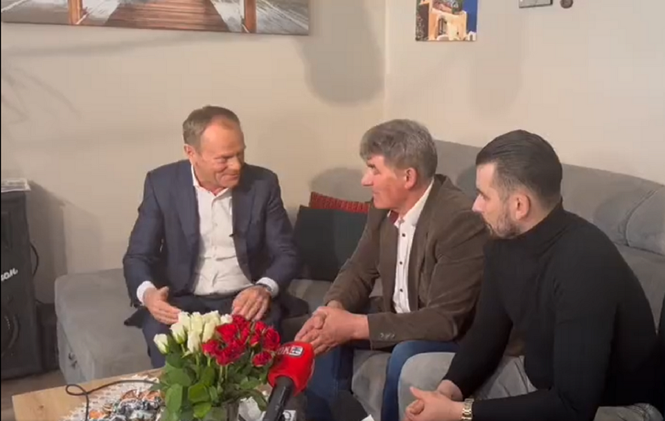 Lider PO Donald Tusk rozmawia z 'panem rolnikiem Dariuszem' (cytat za TT Platformy Obywatelskiej) / autor: Twitter/Platforma_org