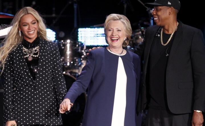 Hillary Clinton na scenie z Beyonce i Jayem Z, którzy byli gwiazdami specjalnego koncertu w Cleveland dla wsparcia kandydatki Demokratów, fot. PAPEPA/DAVID MAXWELL