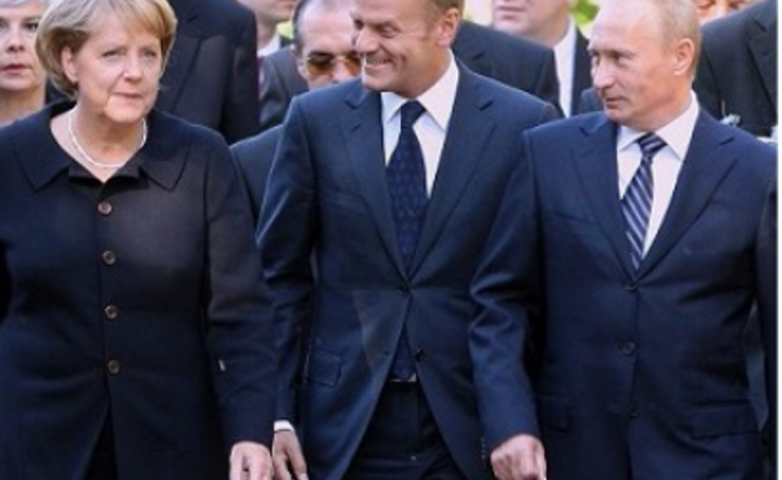 była kanclerz Niemiec Angela Merkel, Donald Tusk i Władimir Putin / autor: ANTYtusk2/Twitter
