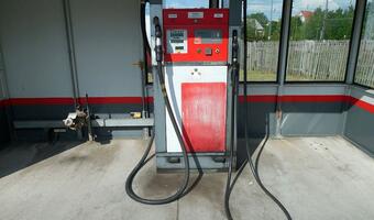 Legalna sprzedaż paliw rośnie, więc przybywa stacji paliwowych