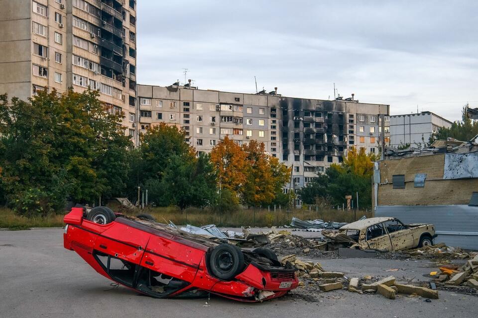 Zniszczenia w wyniku rosyjskiego ataku rakietowego w Charkowie, 29 bm. Trwa inwazja Rosji na Ukrainę  / autor: PAP/Vladyslav Musiienko 