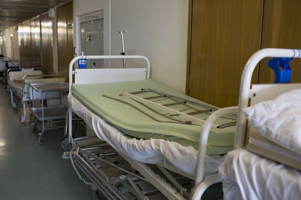 Zdjęcie ilustracyjne szpitala. Do samorządu lekarskiego wpływają informacje o szpitalach, które przestają przyjmować nowych pacjentów / autor: Fratria
